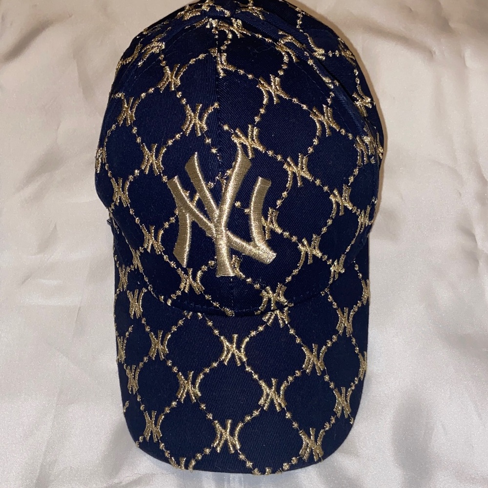 New York Yankees Navy blue and Gold Baseball Cap Limited Edition Like brand New